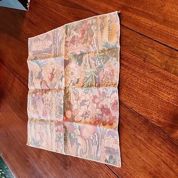 Table linens - Picture 2 of 2